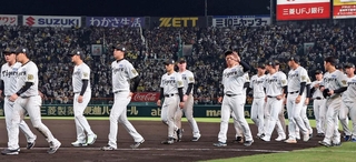 日本一を逃し、ファンにあいさつする阪神ナイン＝３０日夜、甲子園球場（撮影・鈴木雅之）