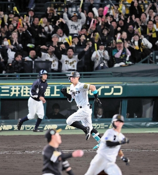 阪神-ソフトバンク　５回裏２死一、二塁　佐藤輝の適時打で２-０と点差を広げる＝阪神甲子園球場（撮影・中西幸大）