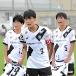日本クラブユースサッカー選手権（Ｕ-１５）で準々決勝以降、花元誉絆主将に代わってゲームキャプテンとして率いた三谷友浩（中央）＝北海道（©ＶＩＳＳＥＬ　ＫＯＢＥ）
