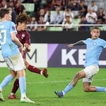 神戸－メルボルン・シティー　後半、シュートを狙う神戸の宮代（左から２人目）＝撮影・丸山桃奈