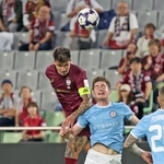 神戸－メルボルン・シティー　後半、攻め込む神戸のトゥーレル（左）＝撮影・丸山桃奈