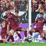 神戸－メルボルン・シティー　前半、シュートをブロックする神戸のクリスマン（手前右）とトゥーレル（中央）＝撮影・丸山桃奈