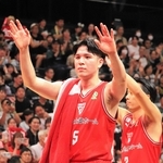 地元神戸で雄姿を披露し、富樫（右）らと歓声に応える千葉Ｊの瀬川＝９月２３日、ジーライオンアリーナ神戸