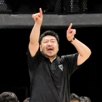 愚直なプレーと勝利の精神を植え付けるＢ２神戸の川辺泰三新監督＝８月９日、ジーライオンアリーナ神戸