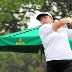 第２日、１番でティーショットを放つささきしょうこ＝三木市、チェリーヒルズＧＣ