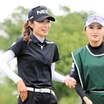 第２日、９番でバーディーを奪い笑顔の安田祐香。右はキャディーを務めた姉の美祐さん