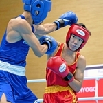 ボクシング少年男子フライ級決勝　攻め立てる兵庫の川口烈来（右）＝滋賀県東近江市能登川アリーナ（撮影・大田将之）