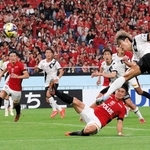 浦和－神戸　前半、神戸の宮代がＰＫを止められ、こぼれ球に詰めた大迫（右端）のシュートも外れる