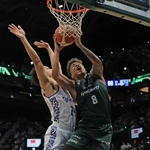 神戸-福井　後半、強い当たりを受けながらもシュートを決める神戸の八村阿蓮（８）＝撮影・吉田敦史