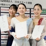 表彰台で笑顔を見せる１位の三宅咲綺（中央）と２位の三原舞依（左）、３位の吉田陽菜