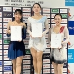 表彰台で笑顔を見せる１位の三宅咲綺（中央）と２位の三原舞依（左）、３位の吉田陽菜＝京都府宇治市・木下アカデミー京都アイスアリーナ