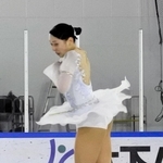 女子フリー　高いジャンプを跳ぶ三宅咲綺＝木下アカデミー京都アイスアリーナ