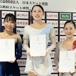 表彰台で笑顔を見せる１位の三宅咲綺（中央）と２位の三原舞依（左）、３位の吉田陽菜＝京都府宇治市・木下アカデミー京都アイスアリーナ