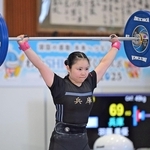 重量挙げ女子４９キロ級　スナッチで６９キロに成功し、３位に入った兵庫の羽藤美優＝６日、滋賀県立安曇川高校体育館（撮影・大田将之）