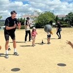 社会貢献活動で子どもと触れ合う中西良太さん（左端）＝神戸市北区（©ＫＯＢＥ　ＳＴＯＲＫＳ）