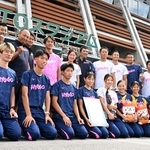陸上で競技別総合優勝を果たした兵庫の選手ら＝７日、滋賀県平和堂ＨＡＴＯスタジアム（撮影・大田将之） 