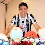Ｊリーグのマスコットなど関わったグッズを前に笑みを浮かべる元Ｊ１神戸の伊野波雅彦さん＝ノエビアスタジアム神戸