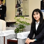 斎藤元彦知事（右端）と歓談する田中希実（右から２人目）と小林祐梨子さん（左）＝兵庫県庁