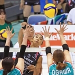 １０日の大阪Ｍ戦でスパイクを放つ姫路の宮部。１１日も勝利に貢献した＝おおきにアリーナ舞洲（撮影・丸山桃奈）