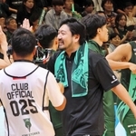 開幕節で連勝を飾り、選手と笑顔でハイタッチするＢ２神戸の川辺泰三新監督（手前中央右）＝ジーライオンアリーナ神戸