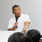 ジム関係者に適切な減量方法を説明するスポーツトレーナーの桑原弘樹さん＝大阪市のマイドームおおさか
