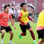 全体練習で軽快に動く神戸の（左から）広瀬と佐々木＝神戸市西区、いぶきの森球技場