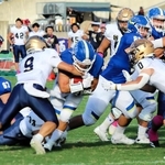 関学大－関大　第１クオーター、ランを阻まれる関学大の井上（中央）