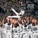 史上最速でリーグ優勝を決め、ナインから胴上げされる阪神タイガースの藤川球児監督＝７日、西宮市の甲子園球場（大田将之）