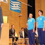 兵庫県選手団を代表して決意表明するグランドソフトボールの（右から）端中拓海と田中幸治＝神戸市中央区、ラッセホール