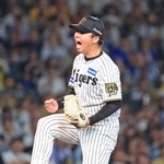 ４回、２死二塁のピンチを三振で切り抜け、雄たけびを上げる阪神・村上（撮影・丸山桃奈）