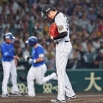 阪神-ＤｅＮＡ　４回、牧に本塁打を打たれる阪神・才木＝西宮市の甲子園球場（撮影・丸山桃奈）