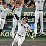 阪神-ＤｅＮＡ　延長１０回阪神無死一塁、森下がサヨナラ２ランを放つ（撮影・風斗雅博）