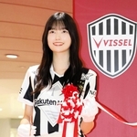 Ｊ１神戸で一色となった御崎公園駅でテープカットした乃木坂４６の五百城茉央さん＝神戸市兵庫区、同駅