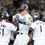 阪神-ＤｅＮＡ　１回、先制３ランを放ち、中野（左）とハイタッチする阪神・佐藤輝＝甲子園（撮影・中西幸大）