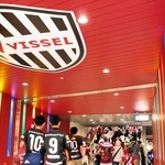 ヴィッセル神戸カラーの深紅に染まった御崎公園駅構内＝神戸市兵庫区、同駅