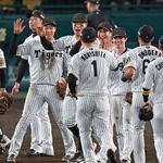 日本シリーズ進出を決めてハイタッチで喜ぶ阪神ナイン＝１７日夜、西宮市の甲子園球場（撮影・鈴木雅之）