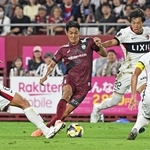 神戸-鹿島　前半、ドリブルで敵陣に攻め込む神戸の武藤（中央）＝撮影・風斗雅博