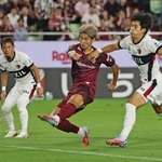 神戸-鹿島　前半、神戸・大迫（中央）がシュートを狙うも決められず＝ノエビアスタジアム神戸（撮影・丸山桃奈）