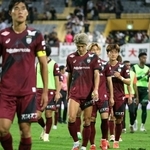 引き分けに終わり、スタンドにあいさつしながら厳しい表情を見せる大迫（中央）ら神戸イレブン（撮影・丸山桃奈）