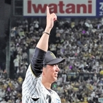 客席のファンに天を指す藤川球児監督＝甲子園（撮影・中西幸大）