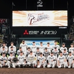 リーグ王者の称号で日本シリーズ進出を決めて記念撮影する虎ナイン＝甲子園（撮影・中西幸大）