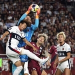 神戸-鹿島　後半、ゴール前でハイボールをキャッチする鹿島・早川