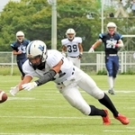 仁川－近大付　第２クオーター、仁川の高谷（中央）がパスキャッチを試みるが不成功となる