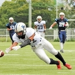 仁川－近大付　第２クオーター、仁川の高谷（中央）がパスキャッチを試みるが不成功となる