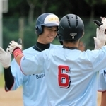 先制３ランを放ち、仲間の出迎えを受ける川西野球クラブの松田（左）＝白浜新開