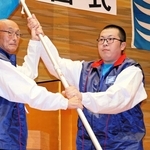 兵庫県選手団の旗手を務めるボウリングの今永亮（右）＝神戸市中央区、ラッセホール