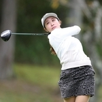 ２番、ティーショットを放つ井手絵愛里＝小野東洋ＧＣ（撮影・中田匡峻）