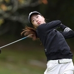 ２番、ティーショットを放つ日比野邑香＝小野東洋ＧＣ（撮影・中田匡峻）