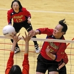 志方－ウエーブ　第２セット、強烈なスパイクを放つ志方の水野