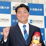 楽天７位指名を受け、ポーズを決める阪上翔也外野手＝大阪府東大阪市の近大東大阪キャンパス（撮影・中西幸大）
